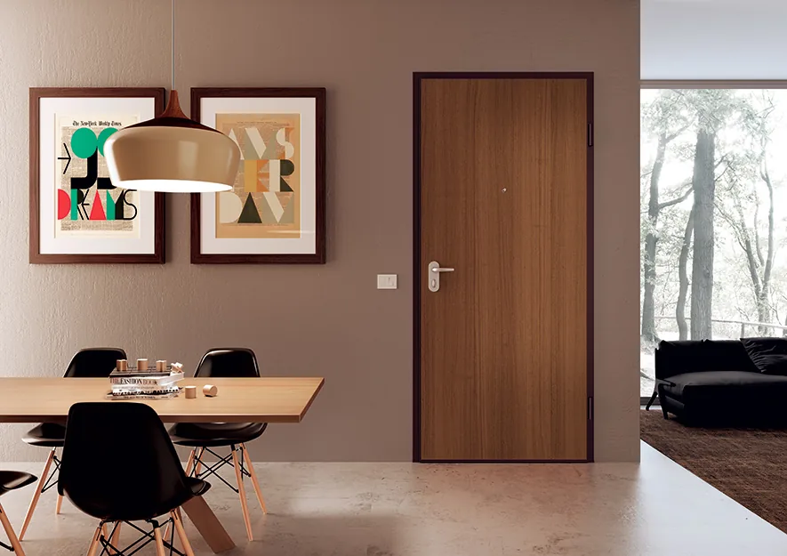 porta blindata Di.Bi. con pannello in noce in un soggiorno moderno